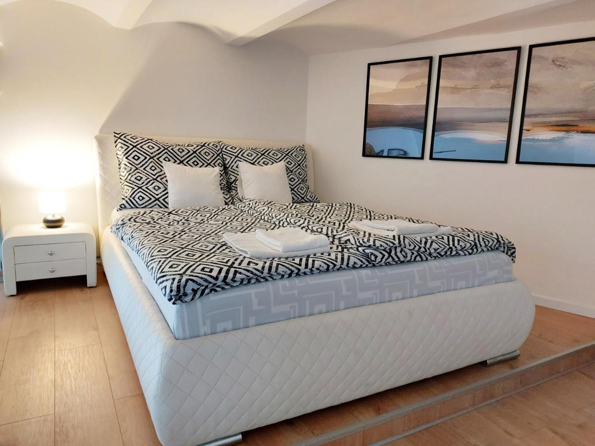 Square 16 Apartman - Absolutely Central Location With Self Check In Szombathely Kültér fotó